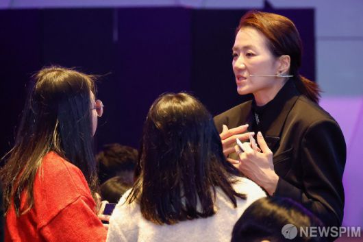 [서울=뉴스핌] 류기찬 기자 = 조현민 한진 사장이 9일 오후 서울 용산구 서울드래곤시티 그랜드볼룸에서 열린 '한진 언박싱데이 2025(Unboxing Day 2025)'에서 참석자들과 대화를 나누고 있다. 2025.12.09 ryuchan0925@newspim.com