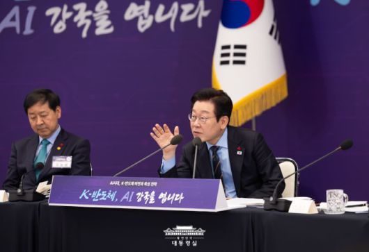 이재명 대통령이 10일 오후 용산 대통령실에서 'AI시대의 K-반도체 비전과 육성 전략 보고회'를 주재하고 있다. [사진=대통령실]