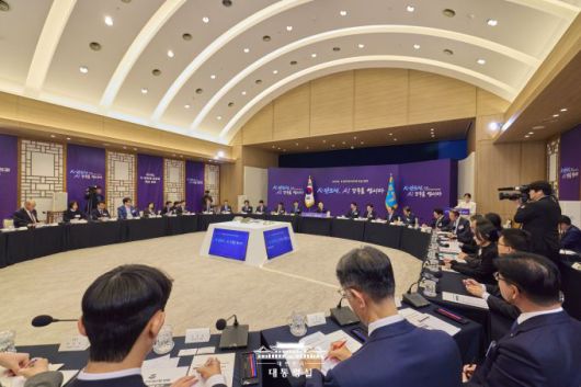 이재명 대통령이 10일 오후 용산 대통령실에서 'AI시대의 K-반도체 비전과 육성 전략 보고회'를 주재하고 있다. [사진=대통령실]