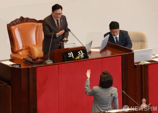 [서울=뉴스핌] 김학선 기자 = 나경원 국민의힘 의원이 9일 서울 여의도 국회에서 열린 제429회국회(정기회) 제16차 본회의에서 가맹사업거래의 공정화에 관한 법률 일부개정법률안에 대한 필리버스터를 하던 중 의제와는 관련없는 발언을 이어가자 우원식 의장이 발언을 제지하고 있다. 2025.12.09 yooksa@newspim.com