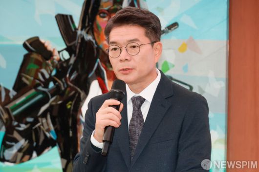 [서울=뉴스핌] 류기찬 기자 = 정원오 성동구청장이 10일 오후 서울 성동구 펍지 성수에서 열린 기자간담회에서 인사말을 하고 있다. 2025.12.10 ryuchan0925@newspim.com