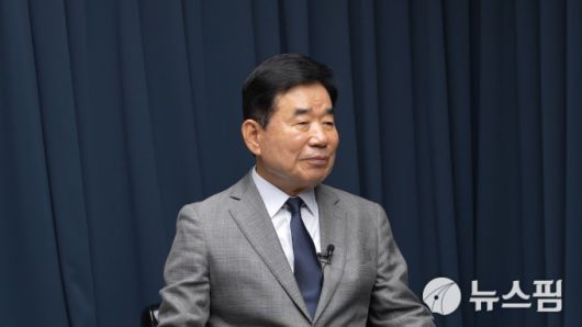 [서울=뉴스핌] 한태희 기자 = 김진표 전 국회의장이 뉴스핌TV 스튜디오에서 '국가 리스크된 정치 양극화, 어떻게 풀 것인가'를 주제로 대담하고 있다. [사진=뉴스핌] 2025.12.10 ace@newspim.com