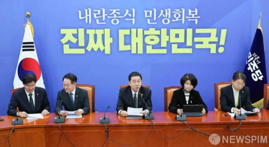 [서울=뉴스핌] 윤창빈 기자 = 김병기 더불어민주당 원내대표가 11일 서울 여의도 국회에서 열린 정책조정회의에서 모두발언을 하고 있다. 2025.12.11 pangbin@newspim.com