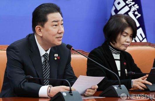 [서울=뉴스핌] 윤창빈 기자 = 김병기 더불어민주당 원내대표가 11일 서울 여의도 국회에서 열린 정책조정회의에서 모두발언을 하고 있다. 2025.12.11 pangbin@newspim.com