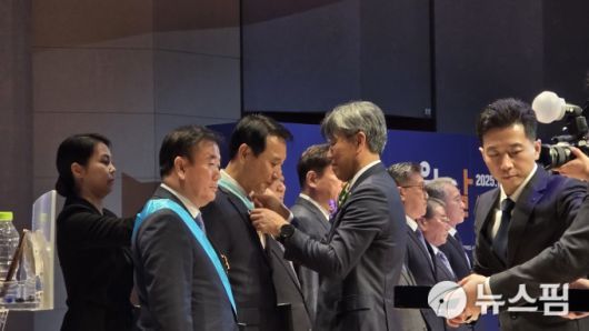 [서울=뉴스핌] 송현도 기자 = 김이탁 국토교통부 1차관이 수상자들에게 상장을 수여하고 있다. 2025.12.11 dosong@newspim.com