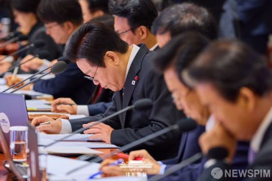 [서울=뉴스핌] 이재명 대통령이 9일 서울 용산구 대통령실에서 열린 제53회 국무회의에서 자료를 확인하고 있다. [사진=대통령실] 2025.12.09 photo@newspim.com