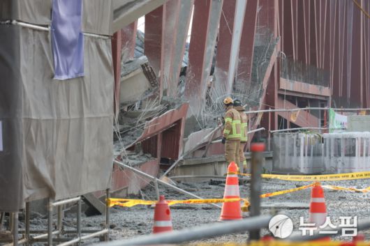 [광주=뉴스핌] 박진형 기자 = 11일 광주 서구 치평동 광주대표도서관 신축 공사장에서 철제 구조물이 붕괴돼 소방대원들이 매몰자 구조 작업을 벌이고 있다. 2025.12.11 bless4ya@newspim.com