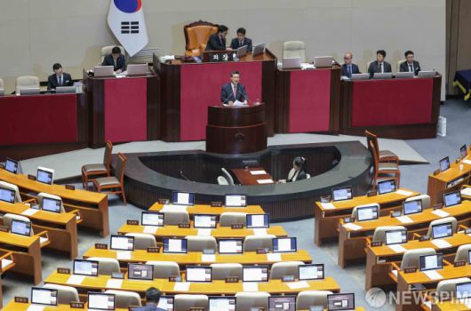 [서울=뉴스핌] 윤창빈 기자 = 이헌승 국민의힘 의원이 12일 서울 여의도 국회에서 열린 본회의에서 은행법 일부개정법률안에 대한 무제한 토론을 하고 있다 . 2025.12.12 pangbin@newspim.com