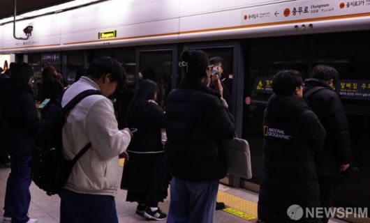[서울=뉴스핌] 양윤모 기자 = 서울지하철 1∼8호선을 운영하는 서울교통공사 노조의 총파업 예고일을 하루 앞둔 11일 충무로역에서 시민들이 지하철을 이용하고 있다. 2025.12.11 yym58@newspim.com