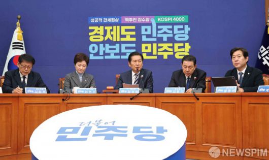 [서울=뉴스핌] 윤창빈 기자 = 정청래 더불어민주당 대표가 12일 서울 여의도 국회에서열린 최고위원회의에서 모두발언을 하고 있다. 2025.12.12 pangbin@newspim.com