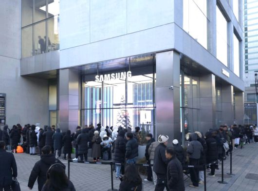 12일 삼성 강남 외부에서 '갤럭시 Z 트라이폴드'를 구매하기 위해 대기하고 있는 고객들. [사진=삼성전자]