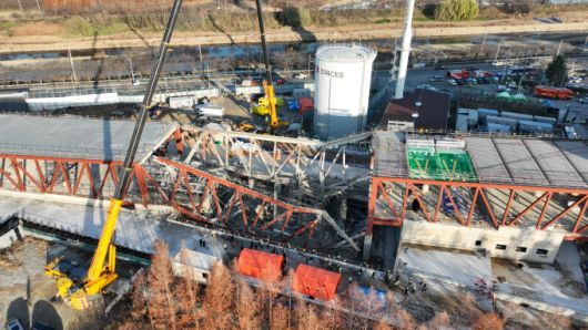 12일 광주 서구 치평동 광주대표도서관 신축 공사장 붕괴 현장에서 구조대가 매몰된 작업자 2명을 찾기 위한 수색 작업을 이틀째 이어가고 있다. [사진=광주소방본부] 2025.12.12 ej7648@newspim.com