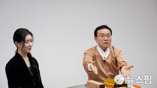 [서울=뉴스핌] 이지은 기자 =  '최한이·변상문의 작금작금'은 뉴스핌TV의 유튜브 채널 '뉴스핌TV'와 'K·SPOT'에서 확인할 수 있다. 맨 왼쪽부터 최한이, 변상문. 2025.12.11 alice09@newspim.com