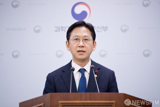 [서울=뉴스핌] 배경훈 부총리 겸 과학기술정보통신부 장관이 12일 정부세종청사 기자실에서 '2026년도 과기정통부 업무계획 보고' 관련 브리핑을 하고 있다. [사진=과학기술정보통신부] 2025.12.12 photo@newspim.com