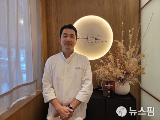 [싱가포르=뉴스핌] 이정아 기자 = 한식 레스토랑 '내음(NAE:UM)'의 루이스 한(한석현) 셰프. 2025.12.12 plum@newspim.com