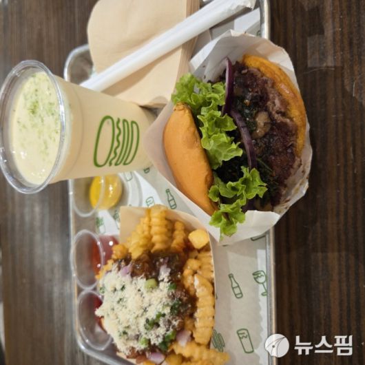 [싱가포르=뉴스핌] 이정아 기자 = 글로벌 버거 브랜드 쉑쉑(Shake Shack)이 내음과 함께 출시한 표고갈비 버거, 장아찌 프라이, 막걸리 셰이크. 2025.12.12 plum@newspim.com