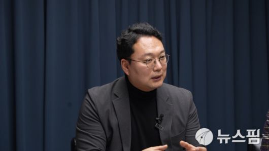 [서울=뉴스핌] 한태희 기자 = 천하람 개혁신당 국회의원이  뉴스핌TV 스튜디오에서 '국가 리스크된 정치 양극화, 어떻게 풀 것인가'를 주제로 대담하고 있다. [사진=뉴스핌] 2025.12.12 ace@newspim.com