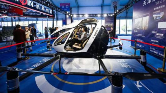 [톈진 신화사 = 뉴스핌 특약] 2025년 10월 18일 중국 톈진(天津)시에서 열린 '제7회 차이나 헬리콥터 박람회(中國天津國際直升機博覽會∙CHINA HELICOPTER EXPOSITION)'에서 한 관람객이 저공경제 전시관 내에 전시된 전기수직이착륙비행기(eVTOL)를 체험하고 있다.