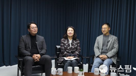 [서울=뉴스핌] 한태희 기자 = 천하람 개혁신당 (왼쪽 첫번째), 김소희 국민의힘 국회의원(가운데), 김상욱 더불어민주당 국회의원(왼쪽 세번째)이 뉴스핌TV 스튜디오에서 '국가 리스크된 정치 양극화, 어떻게 풀 것인가'를 주제로 대담하고 있다. [사진=뉴스핌]  2025.12.12 ace@newspim.com