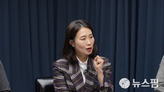 [서울=뉴스핌] 한태희 기자 =  김소희 국민의힘 국회의원이  뉴스핌TV 스튜디오에서 '국가 리스크된 정치 양극화, 어떻게 풀 것인가'를 주제로 대담하고 있다. [사진=뉴스핌] 2025.12.12 ace@newspim.com
