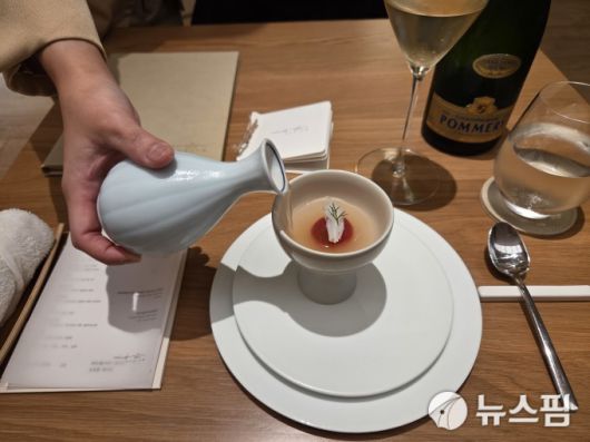 [싱가포르=뉴스핌] 이정아 기자 = 싱가포르 한식 레스토랑 '내음(NAE:UM)'의 토마토 동치미. 2025.12.12 plum@newspim.com