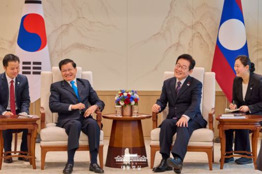 이재명 대통령과 통룬 시술릿 라오스 국가주석이 15일 용산 대통령실에서 정상회담을 하면서 웃고 있다. [사진=대통령실]