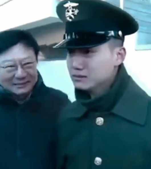 박세현씨가 지난 4일 해병대 병사 1323기 수료식에서 아버지 박지만 회장에게 경례를 마치고 어머니 서향희 변호사를 향해 가고 있다. 세현씨는 경례 중 잠시 울먹이는 모습을 보이기도 했다. [사진=해병대 전우회 독자 제공] 2025.12.15 gomsi@newspim.com