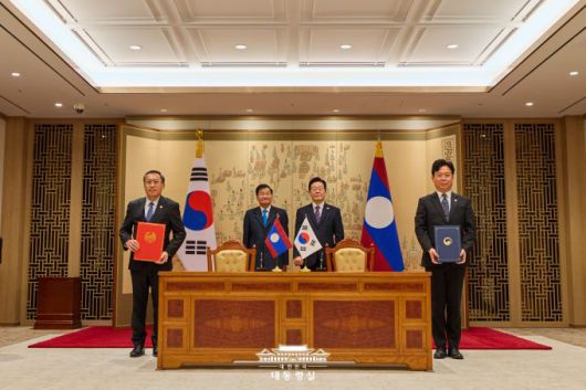 이재명 대통령과 통룬 시술릿 라오스 국가주석이 15일 용산 대통령실에서 정상회담 후 양해각서(MOU) 체결식을 하고 있다. [사진=대통령실]