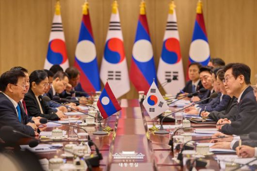 이재명 대통령과 통룬 시술릿 라오스 국가주석이 15일 용산 대통령실에서 확대 정상회담을 하고 있다. [사진=대통령실]