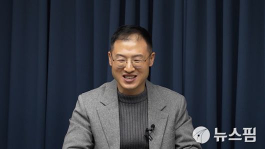 [서울=뉴스핌] 한태희 기자 = 김상욱 더불어민주당 국회의원이 뉴스핌TV 스튜디오에서 '국가 리스크된 정치 양극화, 어떻게 풀 것인가'를 주제로 대담하고 있다. [사진=뉴스핌] 2025.12.15 ace@newspim.com
