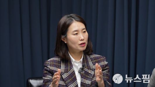 [서울=뉴스핌] 한태희 기자 = 김소희 국민의힘 국회의원이 뉴스핌TV 스튜디오에서 '국가 리스크된 정치 양극화, 어떻게 풀 것인가'를 주제로 대담하고 있다. [사진=뉴스핌] 2025.12.15 ace@newspim.com