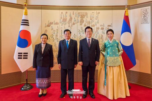 이재명 대통령과 통룬 시술릿 라오스 국가주석이 15일 용산 대통령실에서 열린 공식 환영식에서 김혜경 여사, 날리 시술릿 여사와 함께 기념사진을 찍고 있다. [사진=대통령실]