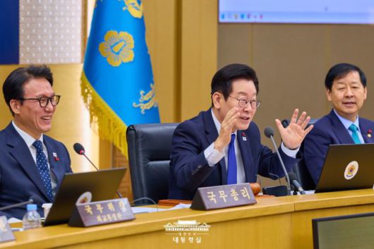 이재명 대통령이 16일 정부세종청사에 국무회의를 주재하면서 국무위원들과 현안에 대해 의견을 주고받고 있다. [사진=대통령실]