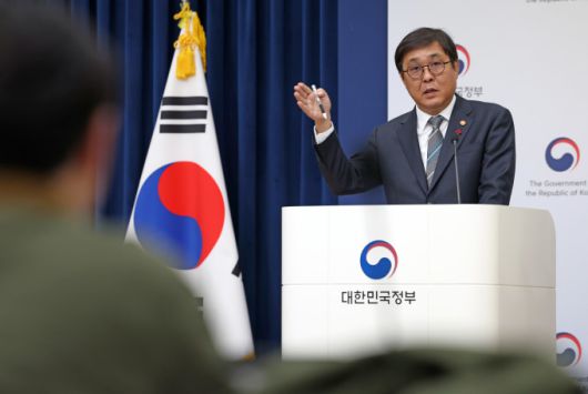 최휘영 문화체육관광부 장관이 16일 대통령 업무보고 이후 사후 브리핑을 하고 있다. [사진=문화체육관광부]