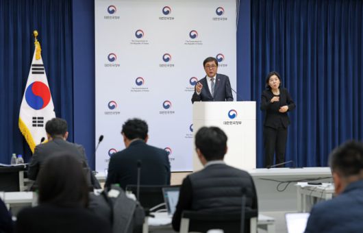 최휘영 문화체육관광부 장관이 16일 대통령 업무보고 이후 사후 브리핑을 하고 있다. [사진=문화체육관광부]