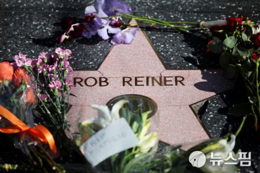 할리우드 명예의 거리에 놓인 고 롭 라이너 명패와 추모의 꽃다발. [사진= 로이터 뉴스핌]