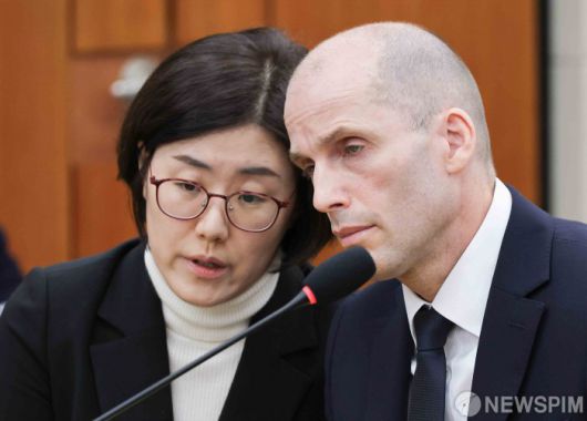 [서울=뉴스핌] 윤창빈 기자 = 헤롤드 로저스 쿠팡 대표가 17일 서울 여의도 국회 과학기술정보방송통신위원회에서 열린 쿠팡 침해사고 관련 청문회에서 의원 질문을 듣고 있다. 2025.12.17 pangbin@newspim.com