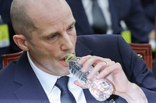 [서울=뉴스핌] 윤창빈 기자 = 헤롤드 로저스 쿠팡 대표가 17일 서울 여의도 국회 과학기술정보방송통신위원회에서 열린 쿠팡 침해사고 관련 청문회에서 물을 마시고 있다. 2025.12.17 pangbin@newspim.com