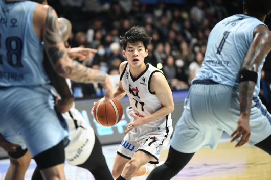 [서울=뉴스핌] KT의 가드 강성욱이 16일 열린 소노와의 경기에서 드리블을 하고 있다. [사진 = KBL]  2025.12.16 wcn05002@newspim.com