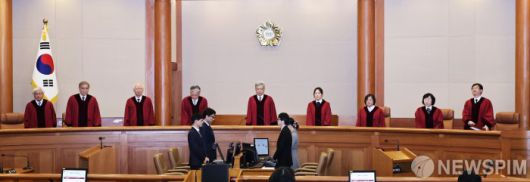 [서울=뉴스핌] 양윤모 기자 = 18일 서울 종로구 헌법재판소에서 열린 조지호 경찰청장 탄핵심판 선고기일에 김상환 헌법재판소장를 포함한 헌법재판관들이 입장후 대기하고 있다. 헌재는 조 청장의 탄핵심판 선고에서 재판관 전원일치로 파면을 인용했다. 조 청장의 파면은 12·3 비상계엄 당시 국회 출입을 통제하는 등 입법부 권한을 침해하고 계엄에 가담했다는 의혹 등으로 소추된 지 371일만이다. 2025.12.18 yym58@newspim.com