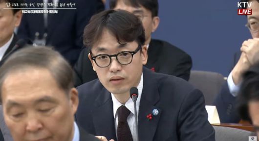 홍진석 통일부 북한교류실장이 19일 정부서울청사에서 열린 통일부 업무보고에서 이재명 대통령의 북한 노동신문의 일반 국민 열람과 허용에 대한 질문에 답하고 있다. [사진=KTV]