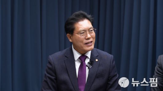 [서울=뉴스핌] 한태희 기자 = 송석준 국민의힘 국회의원이 뉴스핌TV 스튜디오에서 '국가 리스크된 정치 양극화, 어떻게 풀 것인가'를 주제로 대담하고 있다. [사진=뉴스핌] 2025.12.17 ace@newspim.com