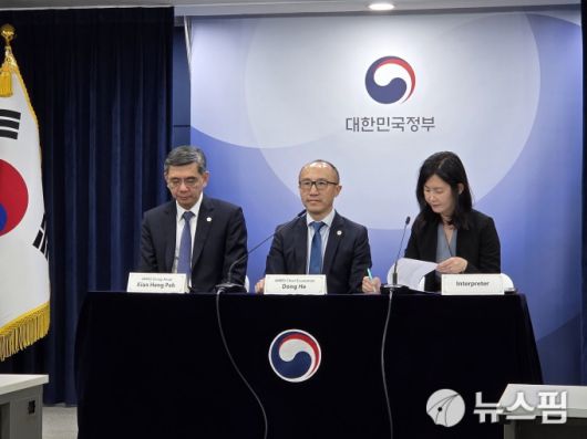[서울=뉴스핌] 이정아 기자 = 아세안+3 역내 거시경제 조사기구(AMRO)가 19일 정부서울청사에서 '2025년 AMRO 연례협의' 결과를 발표하고 있다. <왼쪽부터 키안 헹 페 연례협의 미션단장, 동 허 AMRO 수석경제학자>  2025.12.19 plum@newspim.com