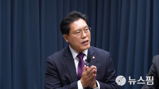 [서울=뉴스핌] 한태희 기자 = 송석준 국민의힘 국회의원이 뉴스핌TV 스튜디오에서 '국가 리스크된 정치 양극화, 어떻게 풀 것인가'를 주제로 대담하고 있다. [사진=뉴스핌]2025.12.17 ace@newspim.com