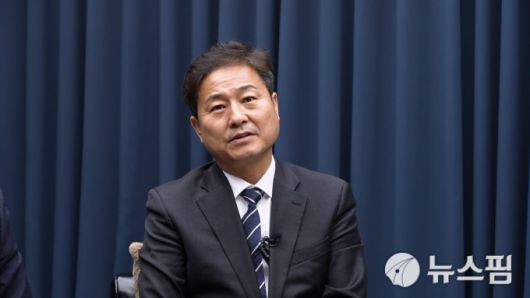 [서울=뉴스핌] 한태희 기자 = 김영배 더불어민주당 국회의원이 뉴스핌TV 스튜디오에서 '국가 리스크된 정치 양극화, 어떻게 풀 것인가'를 주제로 대담하고 있다. [사진=뉴스핌] 2025.12.17 ace@newspim.com