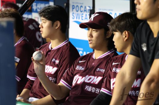 키움 안우진이 더그아웃에서 경기를 보며 선수들과 얘기를 나누고 있다. [사진=키움 히어로즈]이웅희 기자= 2025.12.22 iaspire@newspim.com