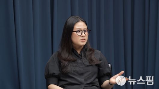 [서울=뉴스핌] 한태희 기자 = 이혜림 고려대 미대어대학 교수가 뉴스핌TV 스튜디오에서 '국가 리스크된 정치 양극화, 어떻게 풀 것인가'를 주제로 대담하고 있다. [사진=뉴스핌] 2025.12.17 2025.12.22 ace@newspim.com