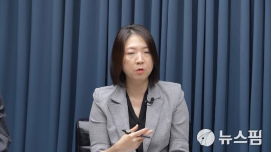 [서울=뉴스핌] 한태희 기자 = 장윤미 변호사가 뉴스핌TV 스튜디오에서 '국가 리스크된 정치 양극화, 어떻게 풀 것인가'를 주제로 대담하고 있다. [사진=뉴스핌] 2025.12.172025.12.22 ace@newspim.com