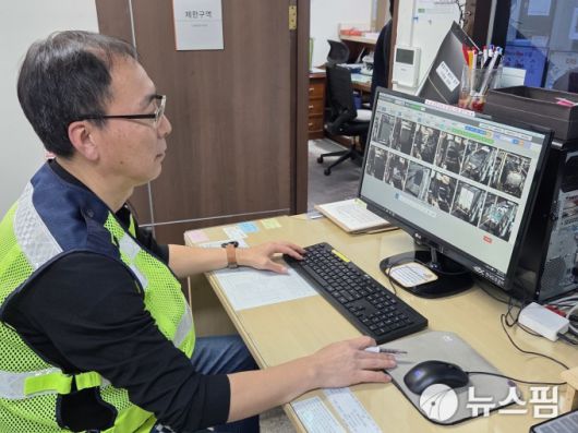 [성남=뉴스핌] 이정아 기자 = 지난달 19일 한국도로공사 서울경기본부 성남영업소 이동훈 주임이 AI 기술을 활용해 적재불량 트럭을 찾아내고 있다. 2025.12.22 plum@newspim.com