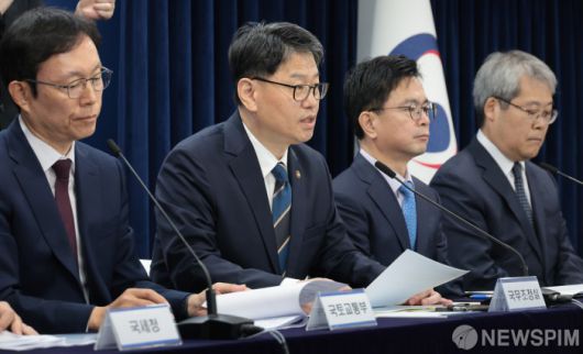 [서울=뉴스핌] 이길동 기자 = 김용수 국무조정실 국무2차장이 지난 10월 30일 오전 서울 종로구 정부서울청사에서 부동산 불법행위 대응 관계 부처 합동브리핑을 하고 있다. 왼쪽부터 김규철 국토교통부 주택토지실장, 김용수 국무2차장, 신진창 금융위원회 사무처장, 홍석기 경찰청 수사국장. 2025.10.30  gdlee@newspim.com